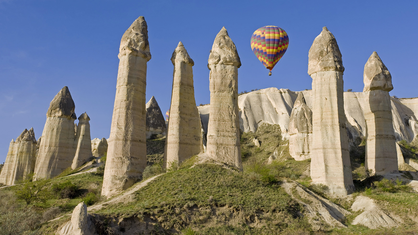 April 2008, Cappadocia, Turkey --- Hot Air balloon over Volcanic tufa rock pillars (Fairy Chimneys), Love Valley near Goreme, Cappadocia, Turkey --- Image by © Gavin Hellier/JAI/Corbis